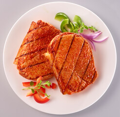 Holzfaellersteak mit Paprikadeko und roten Zwiebeln