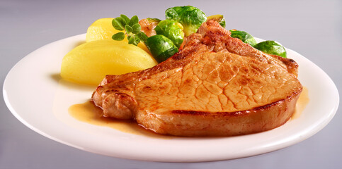 Kotelett vom Schwein mit Salzkartoffeln und Kohl