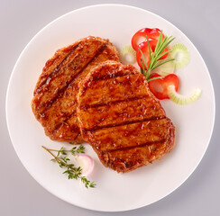 Rückensteak mit Paprika und Zwiebeln dazu Rosmarin