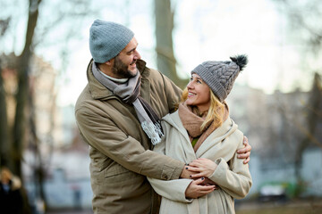Fototapeta premium Embraced mid adult couple in the park