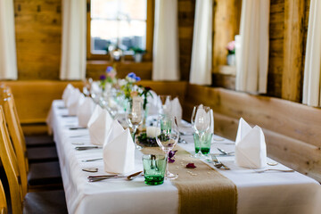 Gedeckte Tafel bei einer Hochzeitsfeier