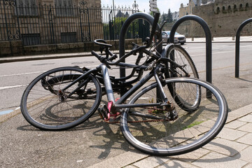 Concept d'incivilité avec des vélos tombés au sol dans une rue de Vannes