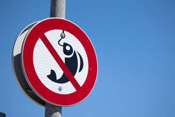 Señal de "prohibido pescar" con cielo azul de fondo