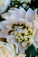 Edle Ringe f&uuml;r Hochzeit auf Blumen 