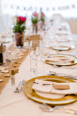 Wunderschön geschmückte Tafel bei Hochzeitsfeier im Restaurant