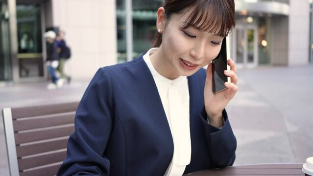 電話をする日本人ビジネスウーマン