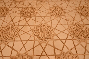 Detalle de la talla y la caligrafía árabes en la Alhambra de Granada