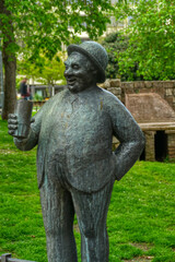 Fototapeta na wymiar Lustige Statue eines trinkenden Mannes im Zentrum von Mainz