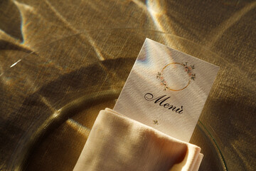 dettaglio di un bellissimo allestimento di una sala pronta  per una cena importante 