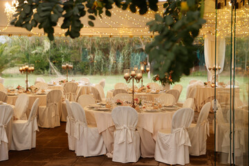 Bellissimo allestimento di un tavolo apparecchiato per una cena importante 