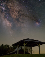 Fototapeta premium 福島県東白川郡 鹿角平天文台の東屋と天の川
