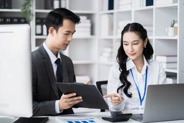 Obraz premium Businessmen team or financial data analysts working with tablets and laptop computers and data graphs together. Plan to analyzing projects in the office.