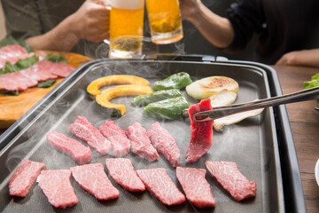 家庭で焼肉　ビールで乾杯