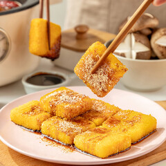 glutinous rice cake(ciba or cipa),made by steaming and smashing glutinous rice(glutinous rice, sesame, soybean flour, peanuts, brown sugar). It's a popular street food in southern China
