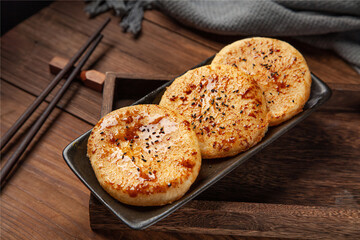 glutinous rice cake(ciba or cipa),made by steaming and smashing glutinous rice(glutinous rice, sesame, soybean flour, peanuts, brown sugar). It's a popular street food in southern China