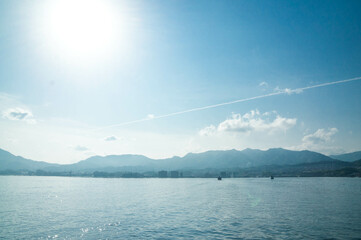 広島 宮島へ向かうフェリーから眺めた穏やかな瀬戸内海の眺め