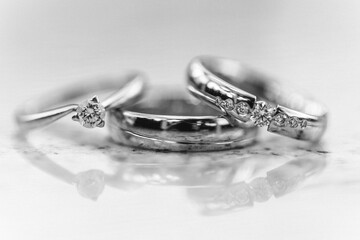 Detailaufnahme von silbernen Eheringen mit Glitzersteinen und Diamanten