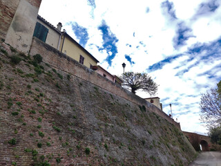 Mura di cinta antico borgo marchigiano Orciano
