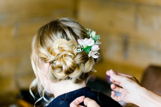 Braut mit Brautfrisur vor Hochzeit