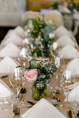 Sch&ouml;n gedeckter Tisch mit gefalteten Servietten