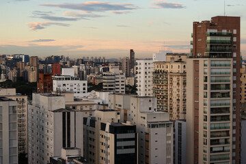 Fototapeta na wymiar Vista de uma grande cidade metrópole São Paulo no Brasil com prédios e o céu azul do nascer do sol da manhã