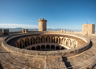 Il castello di Bellver, situato in cima a una collina vicino a Palma di Maiorca, è uno dei pochi...