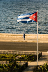 Explora la magia de La Habana, Cuba, con esta imagen de stock: arquitectura colorida, coches clásicos y la rica cultura cubana en una foto cautivadora. ¡Descubre la esencia de La Habana en esta imagen