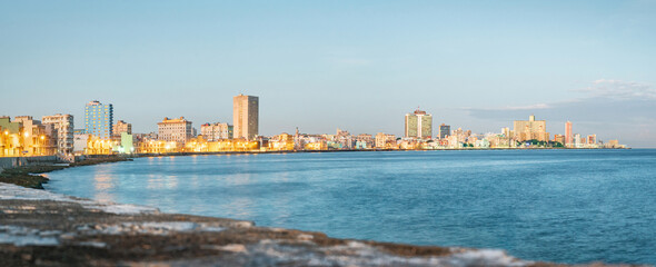 Explora la magia de La Habana, Cuba, con esta imagen de stock: arquitectura colorida, coches clásicos y la rica cultura cubana en una foto cautivadora. ¡Descubre la esencia de La Habana en esta imagen