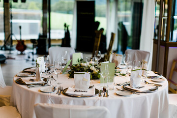Sch&ouml;n gedeckter Tisch im Hotel