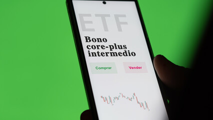 An investor analyzing an etf fund intermediate core bond. Text in Spanish