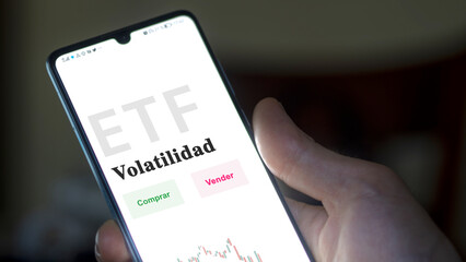 An investor analyzing an etf fund volatility. Text in Spanish
