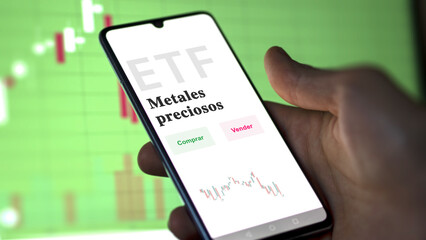 An investor analyzing an etf fund precious metals. Text in Spanish