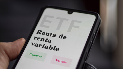 An investor analyzing an etf fund equity-income. Text in Spanish