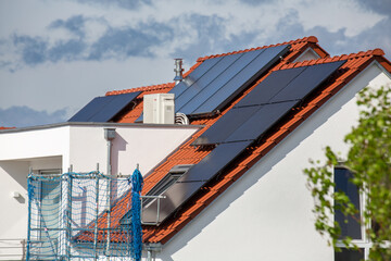 Wohnhaus mit neu montierten Solarpaneelen