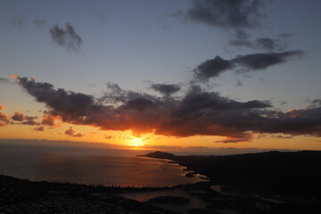 Fototapeta na wymiar Beautiful Hawaii with its mountains, beaches, sunsets, and palm trees 