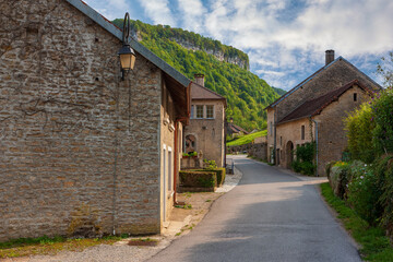 Fototapeta na wymiar Baume-les-Messieurs (Bom-les-Messieurs or Bom-les-Messieurs) is part of the Association of the most beautiful villages in France. Townscape in Jura, France, Europe.