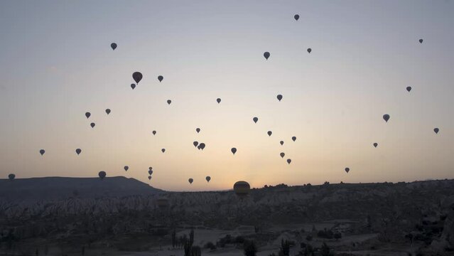 Montgolfi&egrave;res au lever du soleil en Cappadoce