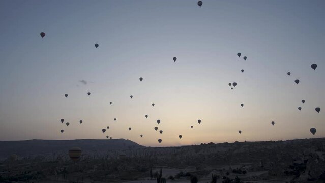 Montgolfi&egrave;res au lever du soleil en Cappadoce