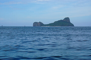 Fototapeta na wymiar massive limestone rocks at the el nido archipelago