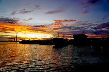Fototapeta na wymiar scenic sunset over the ocean at the harbor of cebu