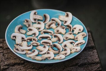 Hongos cortados en un plato color cyan