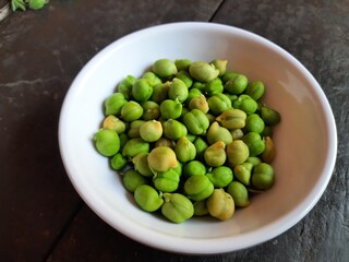 Fresh green chickpeas. chickpea is an annual legume of the Fabaceae family.
Chickpea seeds are high in protein. Its other names Bengal gram,garbanzo,garbanzo bean, Egyptian pea. Green gram.
