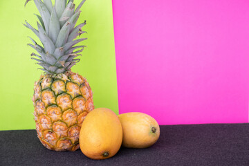 fruta de primavera piña mango y bebida refrescante
