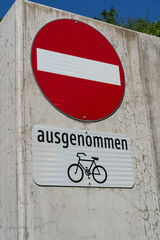 Einfahrt Verboten Schild an einer Straße, für Fahrräder erlaubt