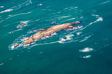 Naklejka premium vue aérienne d'une île près du phare de la Teignouse dans le Morbihan en France