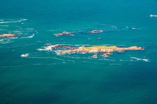 vue a&eacute;rienne d'une &icirc;le pr&egrave;s du phare de la Teignouse dans le Morbihan en France