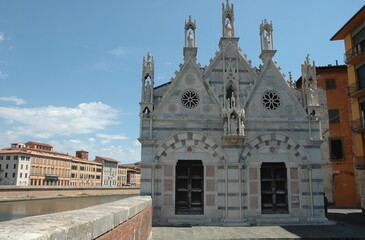 Fototapeta na wymiar Chiesa di Santa Maria della Spina sul lungarno di Pisa
