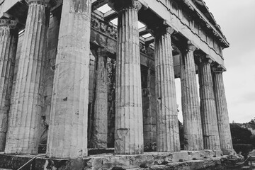 Naklejka premium Temple of Hephaestus (Hephaisteion) in Agora of Athens, on top of the Agoraios Kolonos hill without people during sunny winter day 