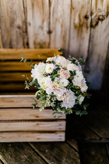 Brautstrauß vor Holz