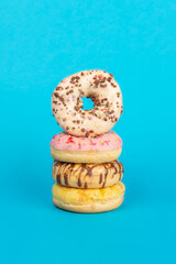 Donuts sur fond bleu